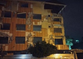 İstanbulda şəhər çevrilmə işləri çərçivəsində binanın eyvanları və divarları uçub