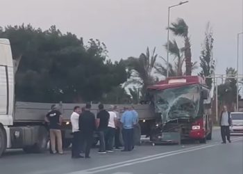 Bakınin Buzovna qəsəbəsində marşrut avtobusu yük avtomobilinə çırpıldı