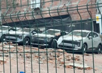 İKağıthanedə divar uçdu: 0 kilometrlik avtomobilə ziyan dəydi