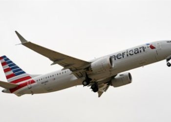 American Airlines-a məxsus iki təyyarə uçuş kodunun səhv olması səbəbindən qəzadan çətinliklə xilas olub
