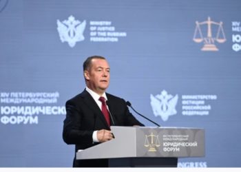 Medvedev:”Zelenskinin təyyarələri hədələməsindən sonra Aİ siyasətçiləri ilə qatarları geri çağırıb”