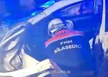 Avtomobi qəzası nəticəsində sıxılı qalan sürücü  xilas edildi – Video