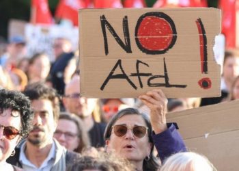 Almaniyada AfD-nin tarixi seçki qələbəsindən sonra kütləvi etirazlar başlayıb
